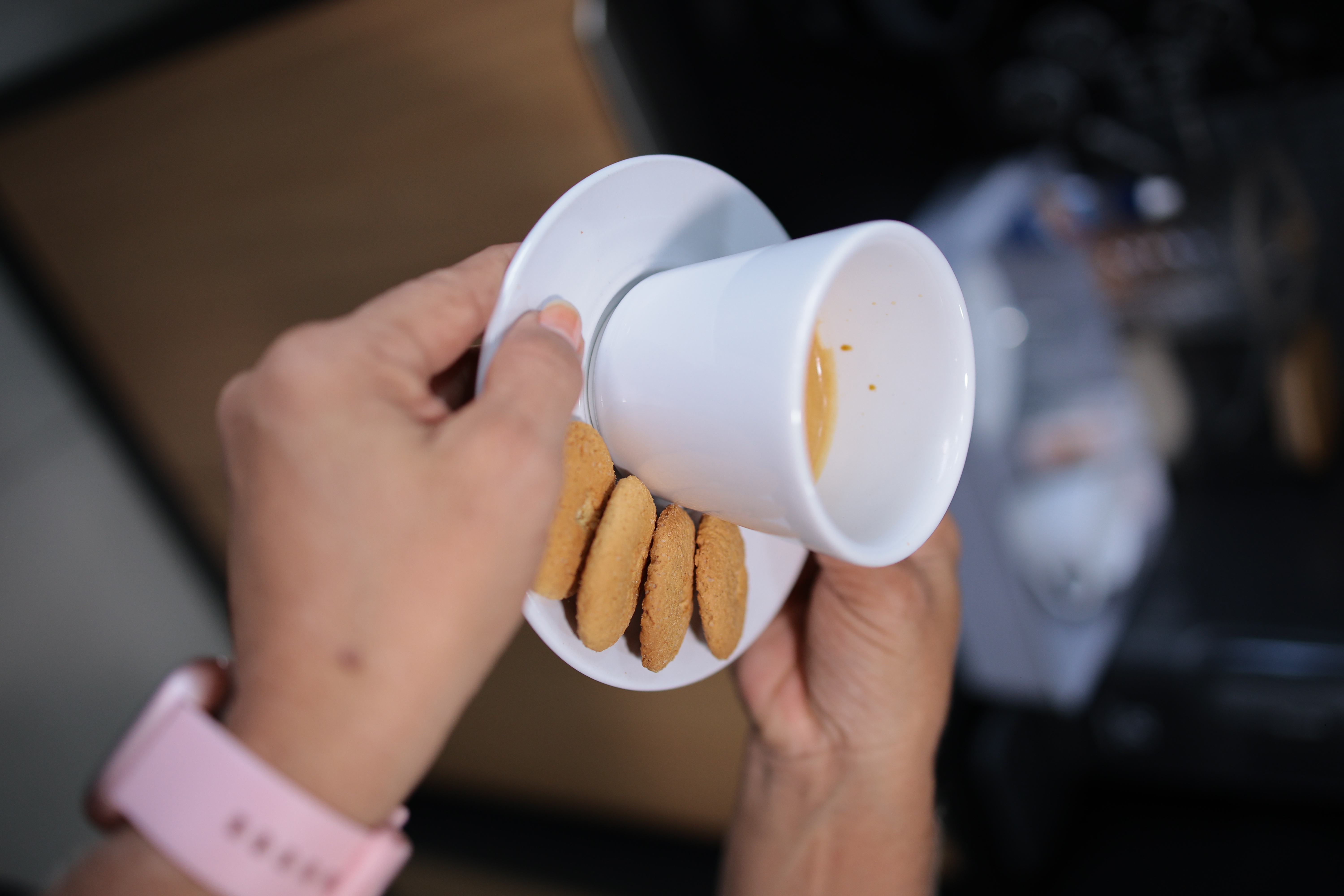 Café servido com carinho na Dom Antônio Barbearia